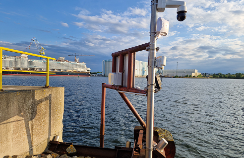 Kamera Installation an Mast im Seehafen Wismar