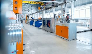 cocus Smart Manufacturing Moderne Industrieanlage mit fortschrittlichen Maschinen und Anlagen, die eine Hightech-Fertigungsumgebung repräsentiert.
